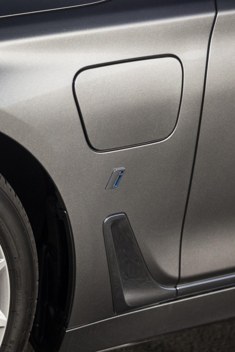 Детали экстерьера BMW 740e iPerformance (G11) 2018 года  (NA) (фото 35 из 40)